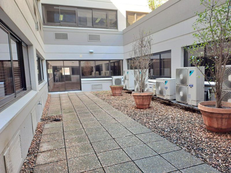 Spacious Ground Floor Office Space To Let In Golf Park 3 Pinelands - Photo 2