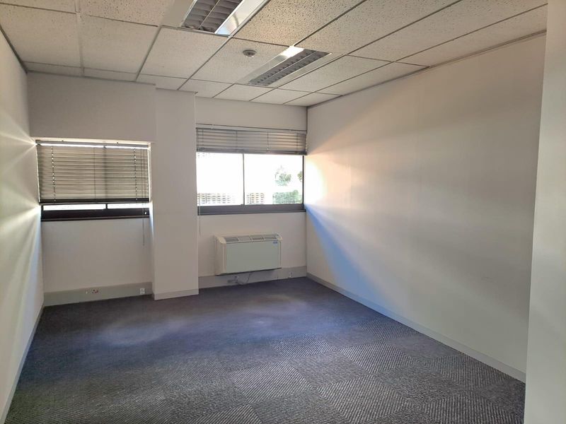 Spacious Ground Floor Office Space To Let In Golf Park 3 Pinelands - Photo 5
