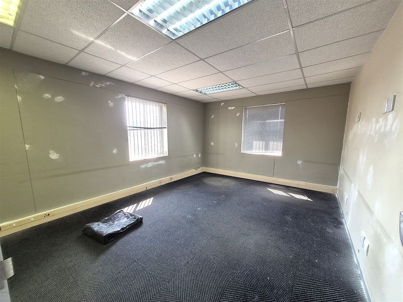Offices to let in Hyde Park, Sandton - Photo 4