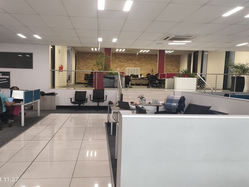1050m2  Warehouse  - TO LEASE - Photo 9