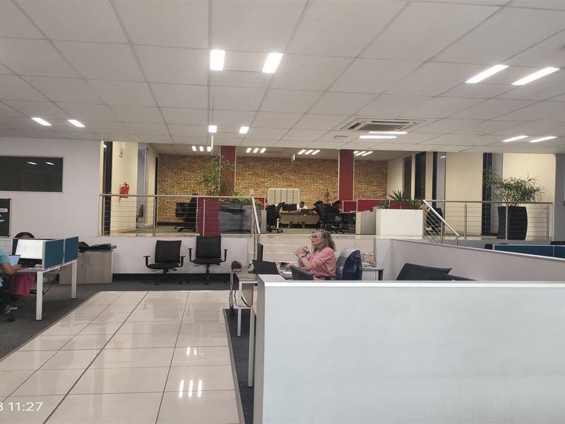 1050m2  Warehouse  - TO LEASE - Photo 8