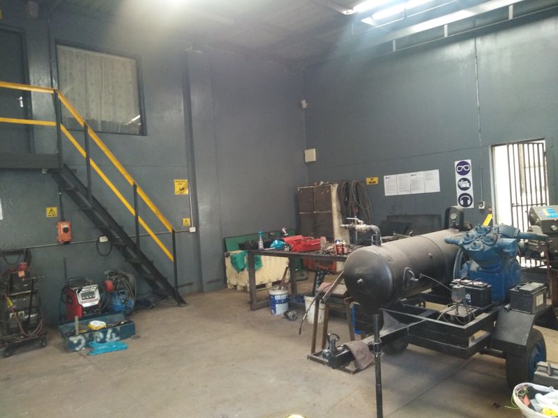 Commercial property in busy area - Photo 6