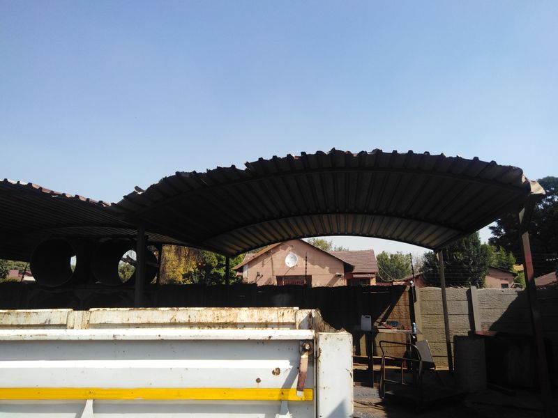 Commercial property in busy area - Photo 7