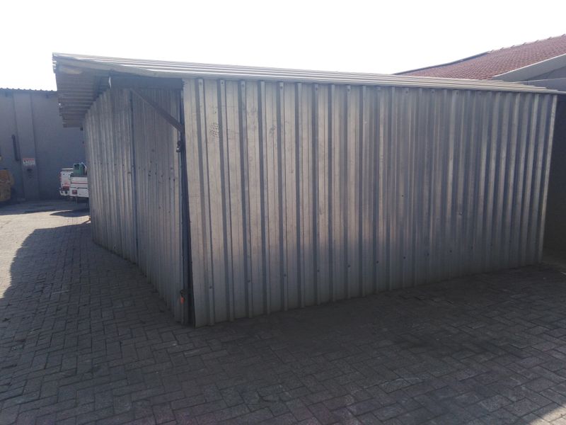 Commercial property in busy area - Photo 8