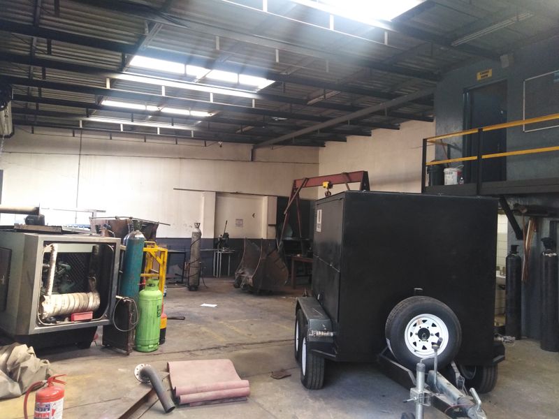 Commercial property in busy area - Photo 9