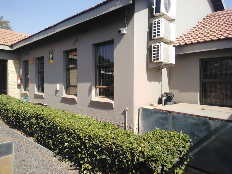 Commercial property in busy area - Photo 2