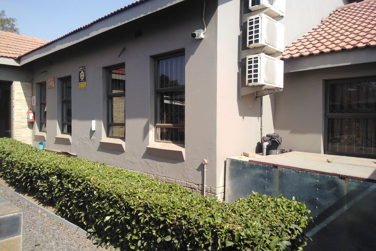 Commercial property in busy area - Photo 2