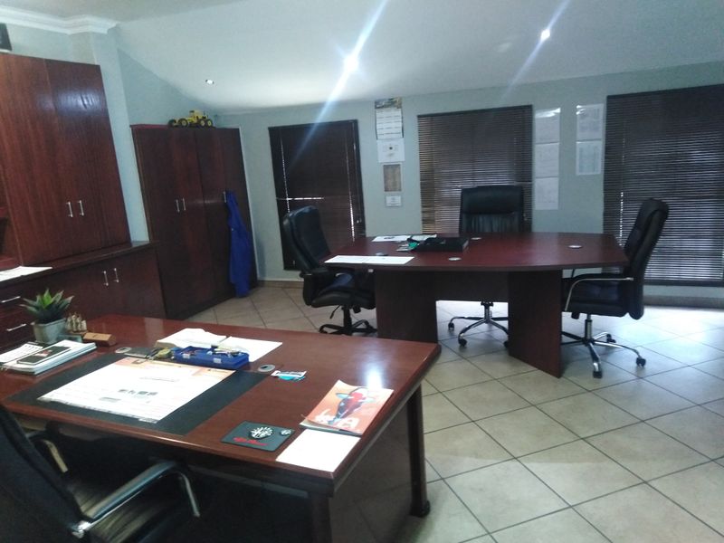 Commercial property in busy area - Photo 4