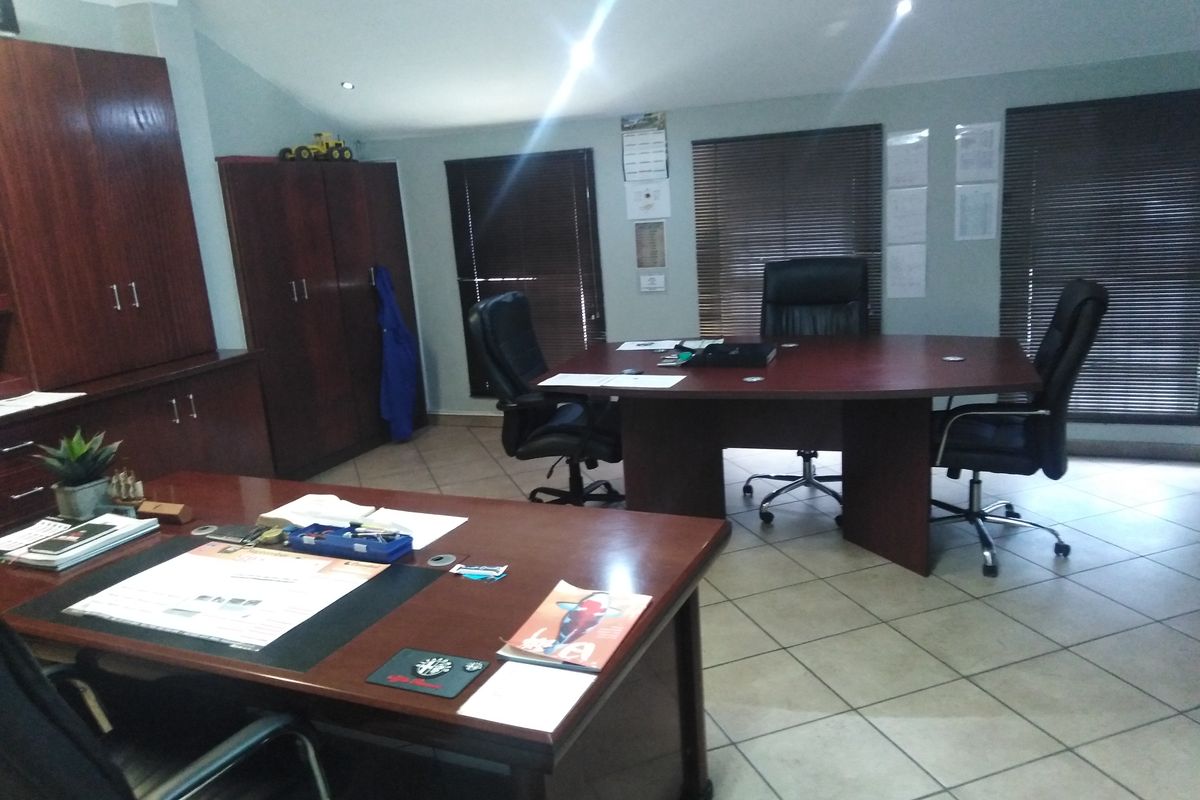 Commercial property in busy area - Photo 4