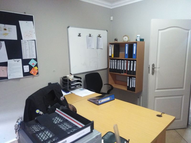 Commercial property in busy area - Photo 3