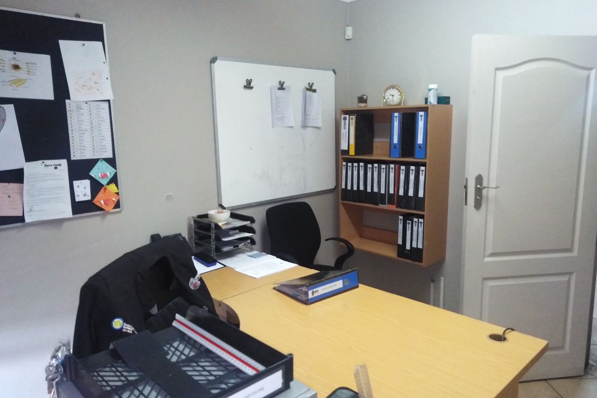 Commercial property in busy area - Photo 3