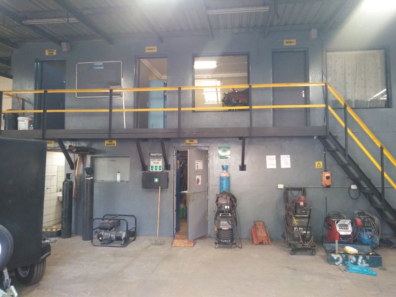 Commercial property in busy area - Photo 5