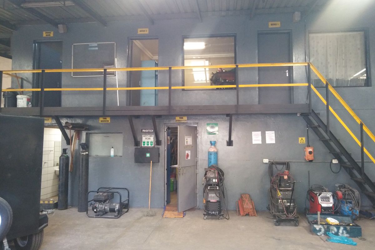 Commercial property in busy area - Photo 5