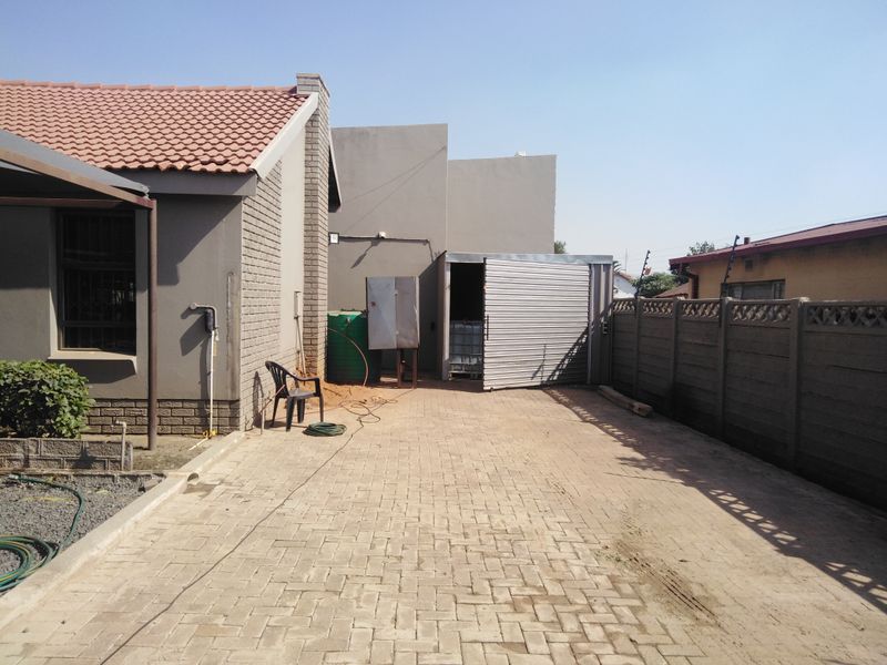 Commercial property in busy area - Photo 10