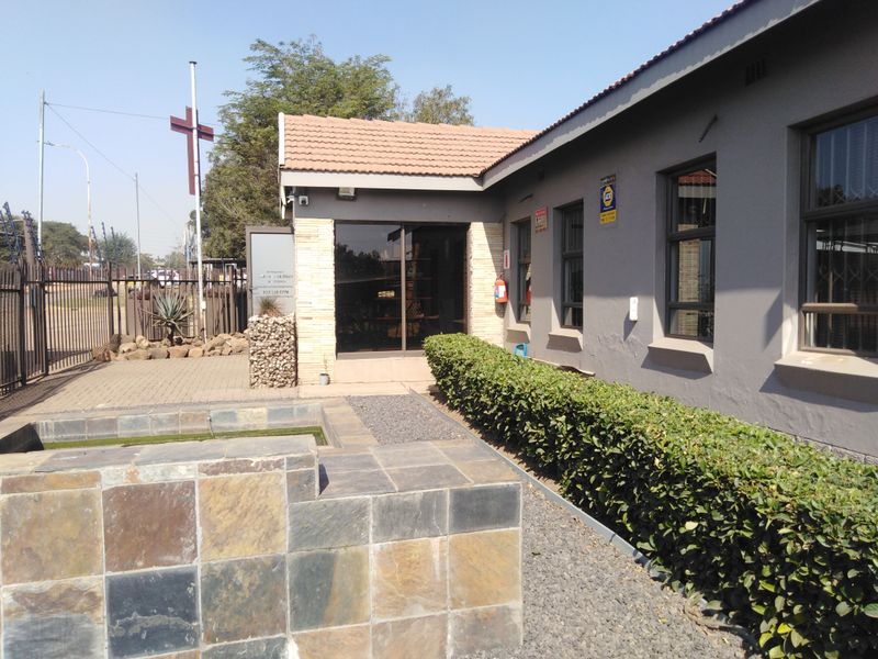 Commercial property in busy area - Photo 1