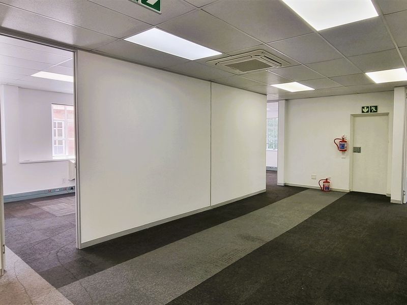 Office to let on the first floor in Hampton Office Park - Photo 9