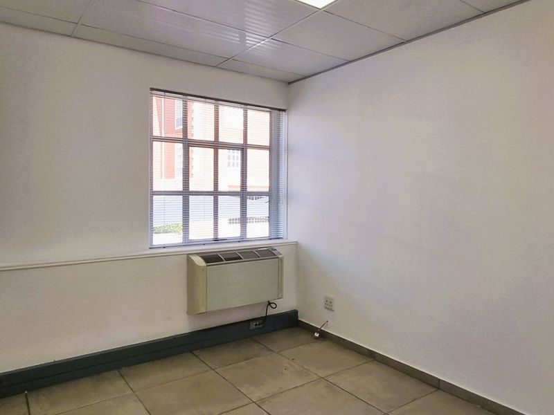 Office to let on the first floor in Hampton Office Park - Photo 8
