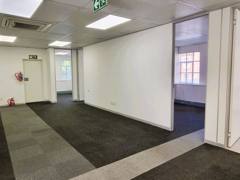 Office to let on the first floor in Hampton Office Park - Photo 7