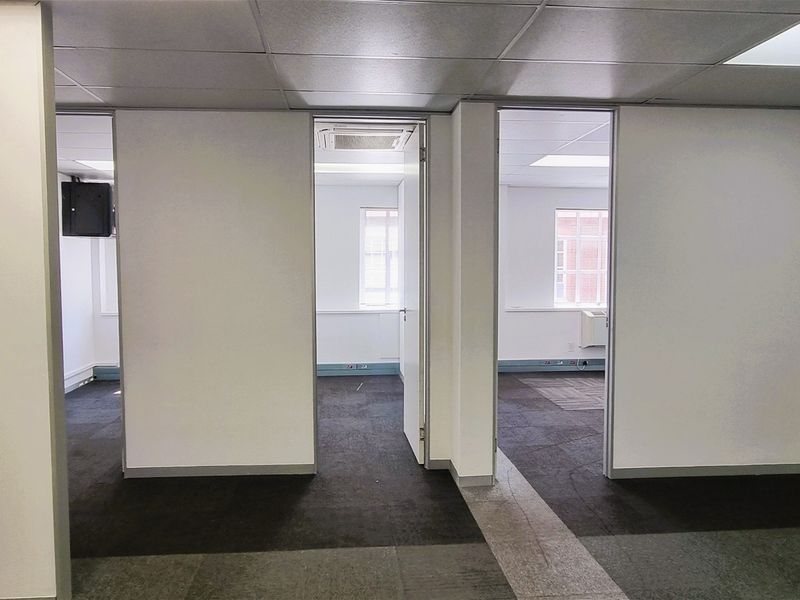 Office to let on the first floor in Hampton Office Park - Photo 6