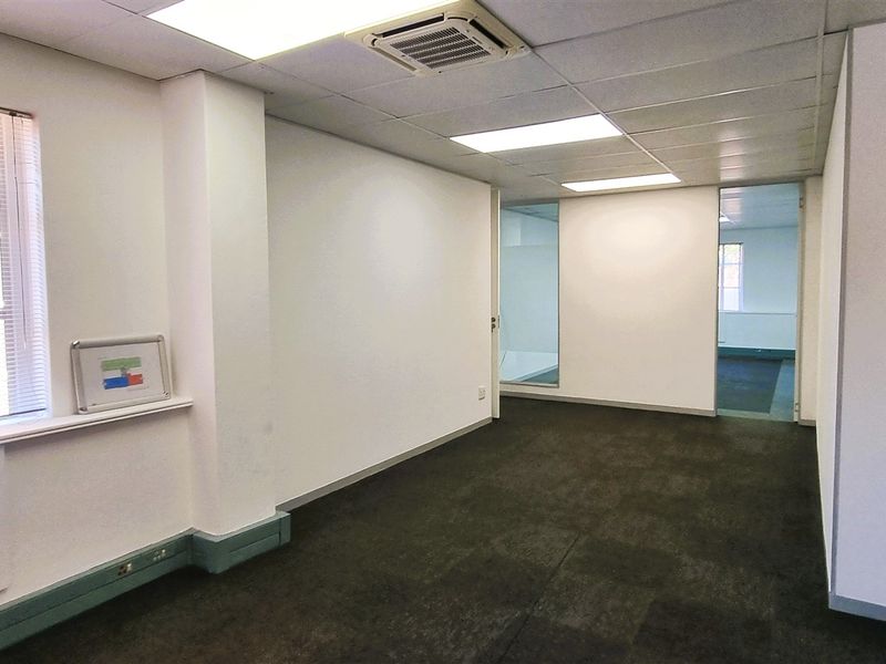 Office to let on the first floor in Hampton Office Park - Photo 3