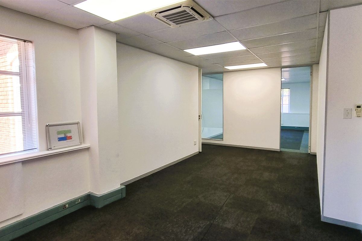 Office to let on the first floor in Hampton Office Park - Photo 3