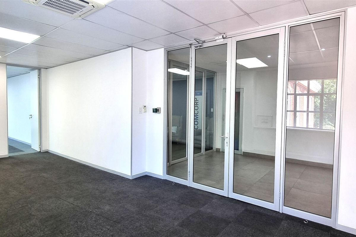 Office to let on the first floor in Hampton Office Park - Photo 2