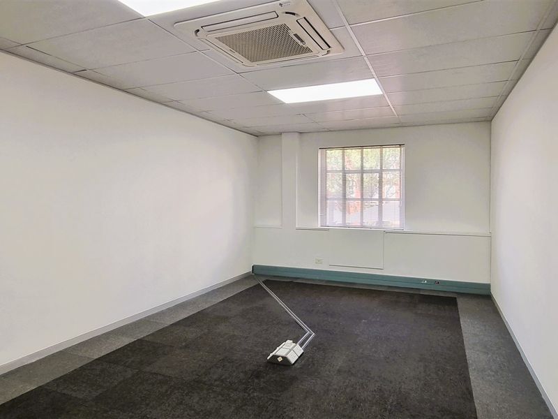 Office to let on the first floor in Hampton Office Park - Photo 4