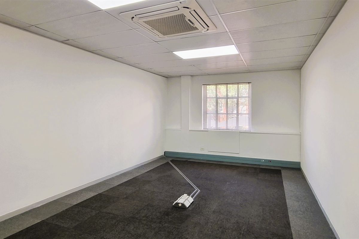 Office to let on the first floor in Hampton Office Park - Photo 4