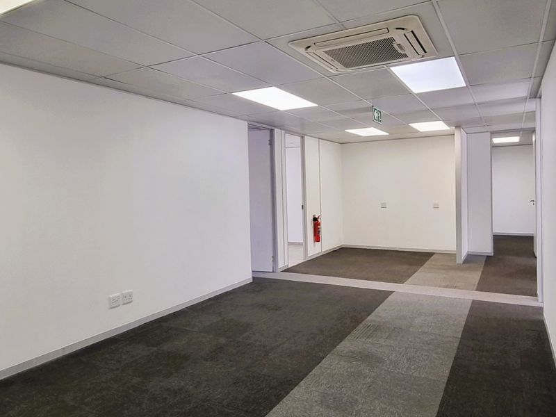 Office to let on the first floor in Hampton Office Park - Photo 5