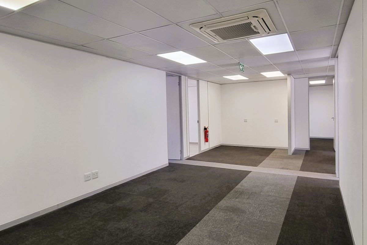 Office to let on the first floor in Hampton Office Park - Photo 5