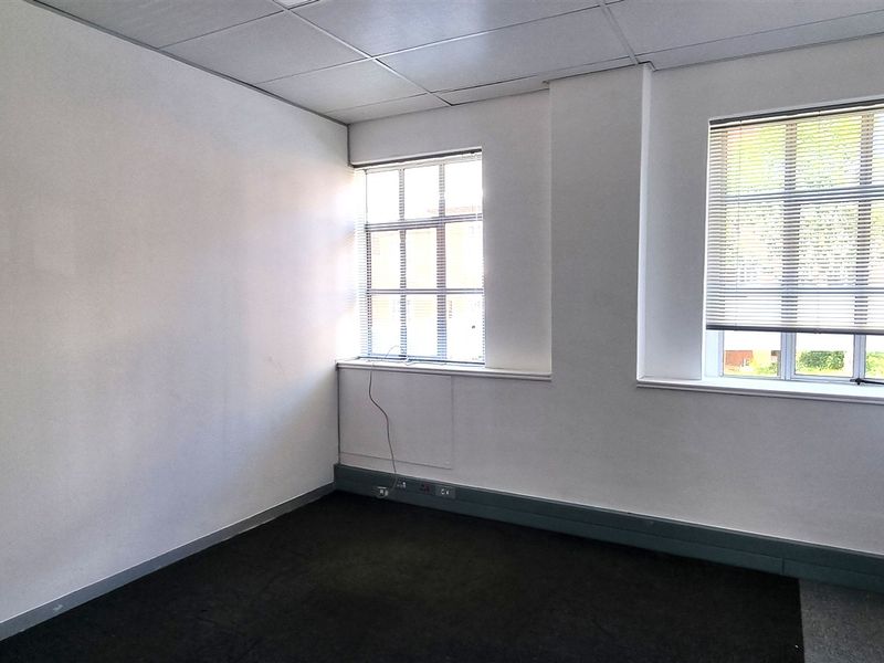 Office to let on the first floor in Hampton Office Park - Photo 10