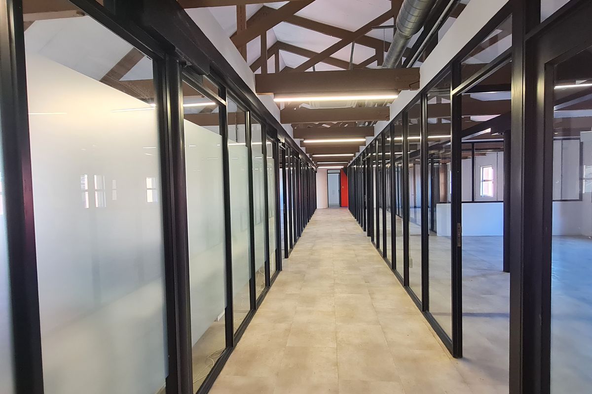 WOODSTOCK OFFICE | FULLY RENOVATED | READY TO MOVE IN - Photo 4