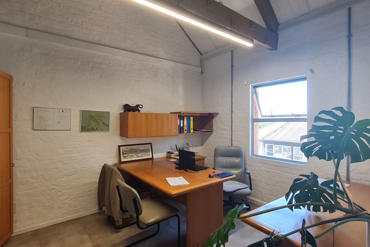 WOODSTOCK OFFICE | FULLY RENOVATED | READY TO MOVE IN - Photo 3
