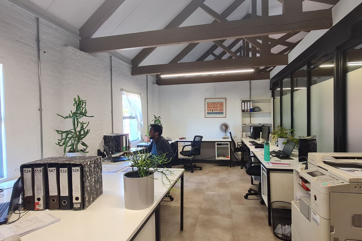 WOODSTOCK OFFICE | FULLY RENOVATED | READY TO MOVE IN - Photo 2