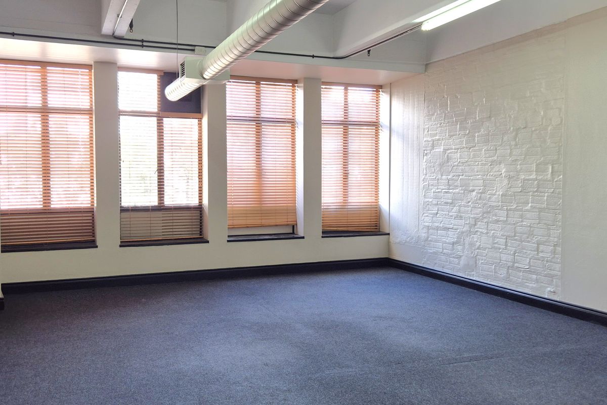 MANHATTAN PLACE |4TH FLOOR | CENTRAL & SECURE| CBD - Photo 3