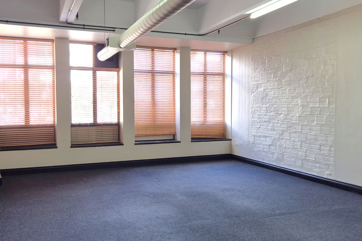 MANHATTAN PLACE |4TH FLOOR | CENTRAL & SECURE| CBD - Photo 4