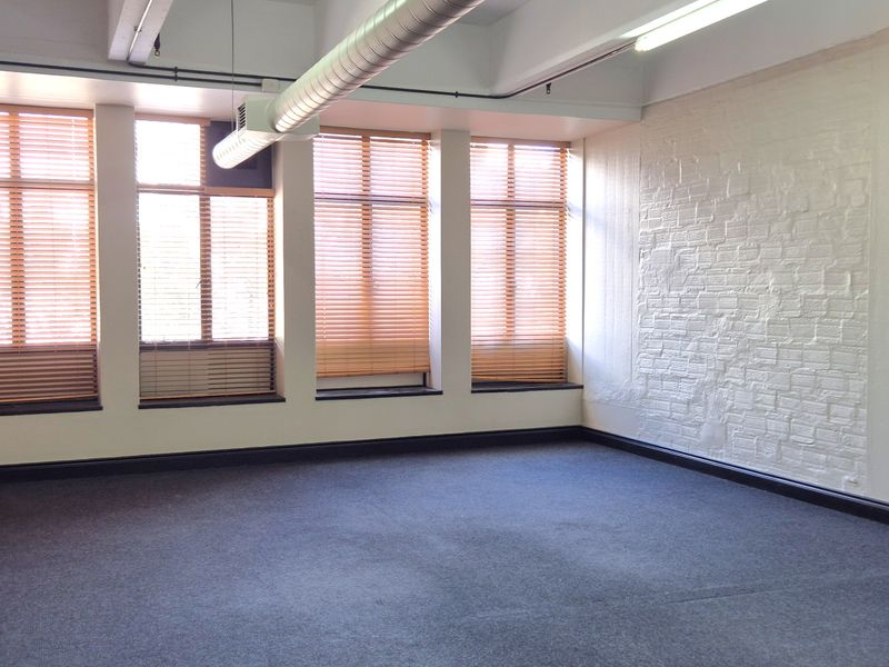 MANHATTAN PLACE |4TH FLOOR | CENTRAL & SECURE| CBD - Photo 4