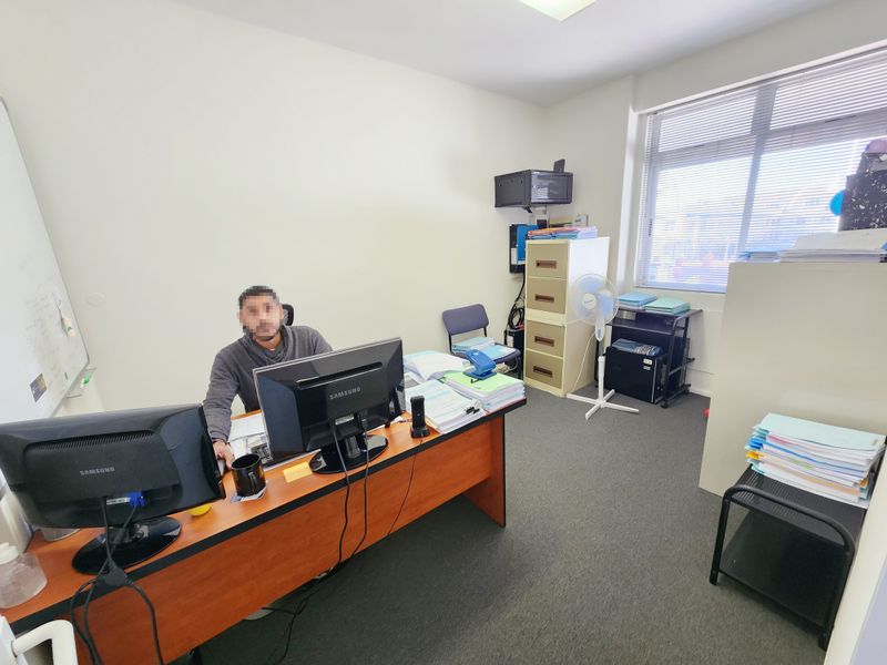 BRIGHT OPEN PLAN | FIRST FLOOR OFFICE | WESTLAKE SQUARE - Photo 9