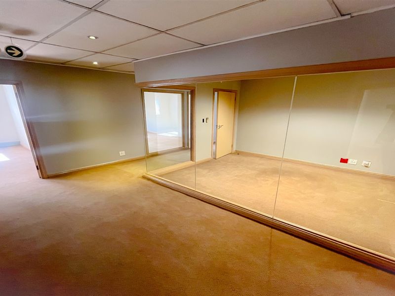915m2 office space to let in Houghton Estate - Photo 3