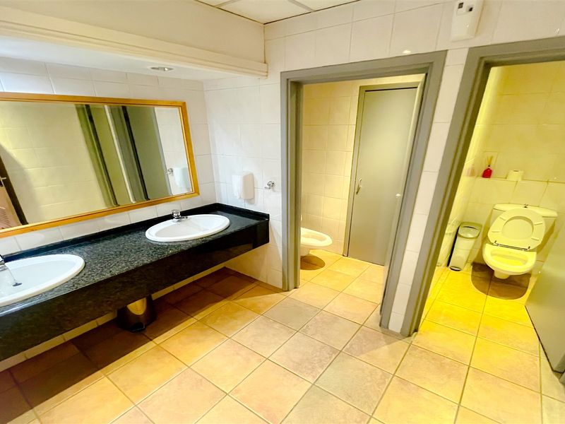 915m2 office space to let in Houghton Estate - Photo 8