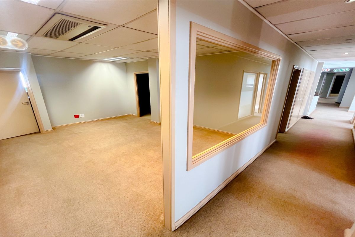 915m2 office space to let in Houghton Estate - Photo 4