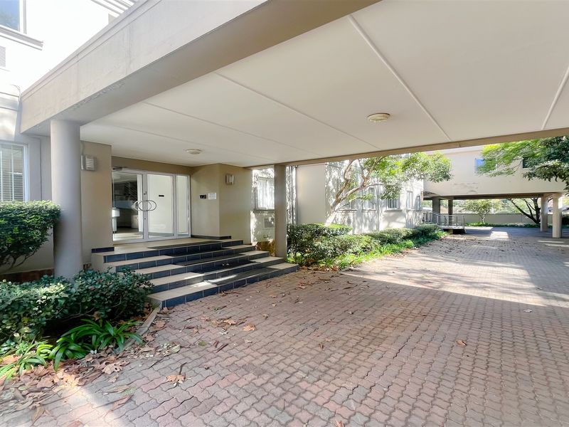 915m2 office space to let in Houghton Estate - Photo 2