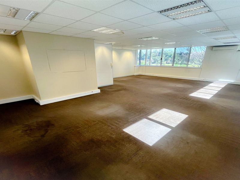 915m2 office space to let in Houghton Estate - Photo 6