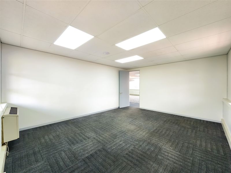 Modern 206m2 Office to Let in Fourways Golf Park - Photo 9