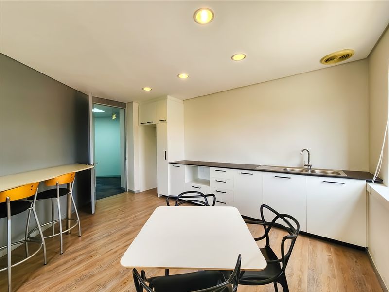 Modern 206m2 Office to Let in Fourways Golf Park - Photo 4