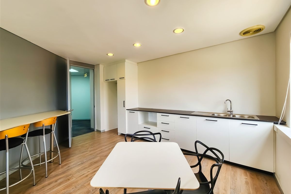 Modern 206m2 Office to Let in Fourways Golf Park - Photo 4