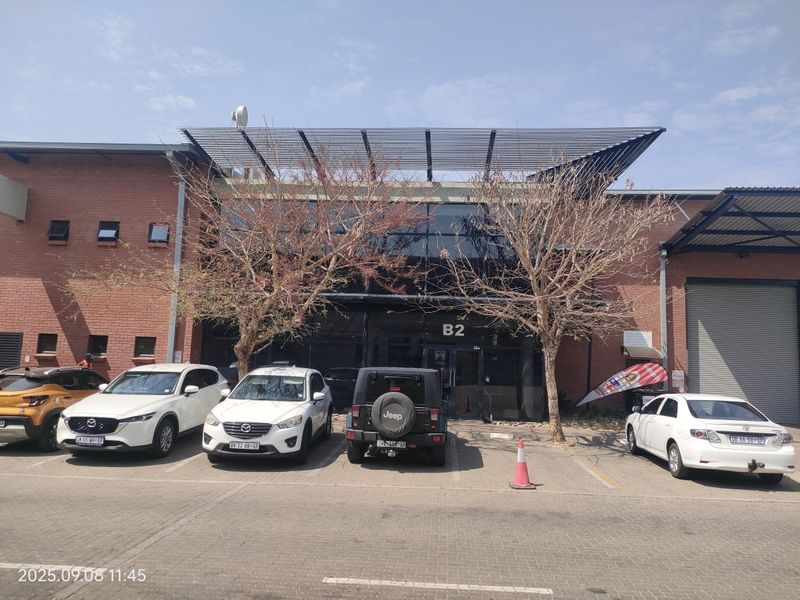 1050m2  Warehouse  - FOR SALE  or TO LEASE - Photo 3