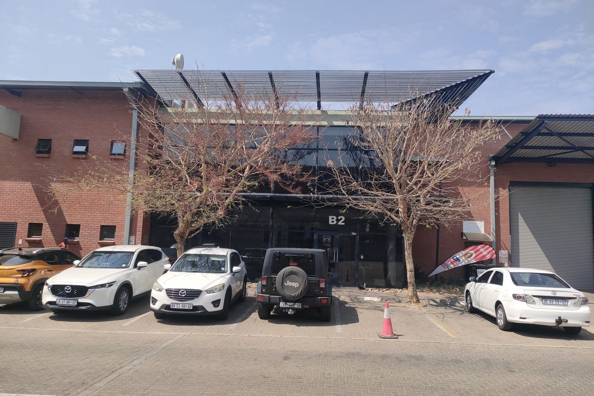 1050m2  Warehouse  - FOR SALE  or TO LEASE - Photo 3