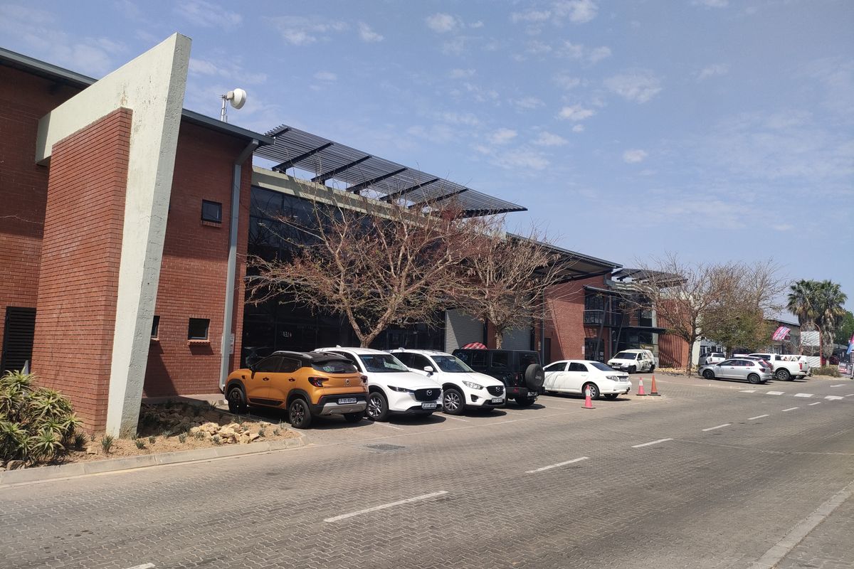 1050m2  Warehouse  - FOR SALE  or TO LEASE - Photo 2