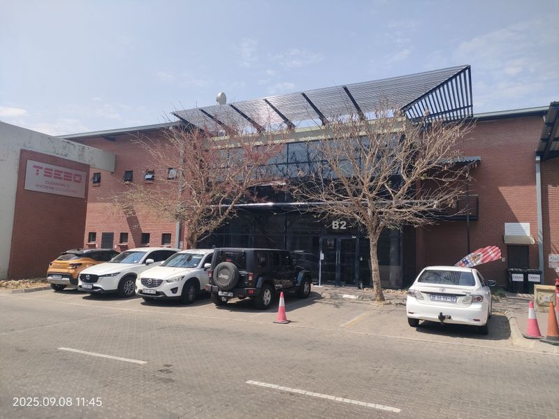 1083m2  Warehouse  - FOR SALE  or TO LEASE R10 830.00 plus vat - Photo 1